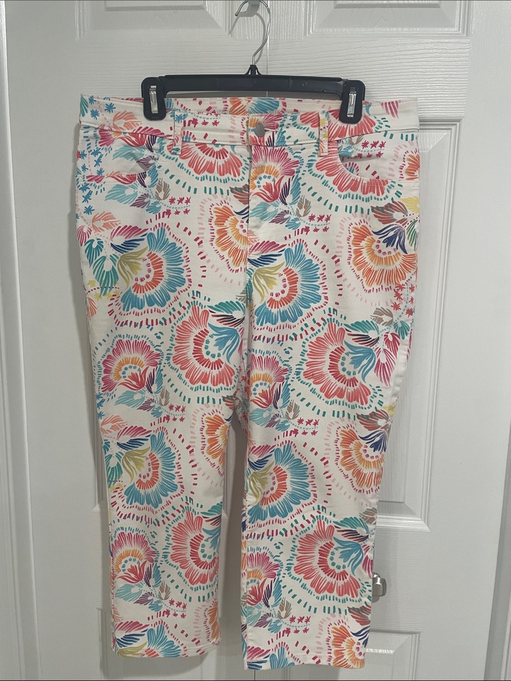 Chico’s Perfect Stretch Girlfriend Slim Leg Floral Capri Jeans, Chico size 2